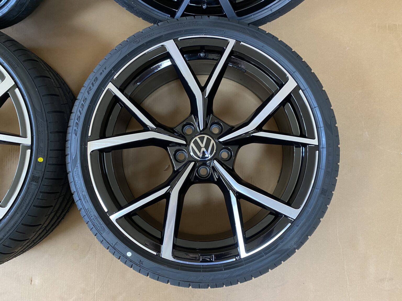 19 Inch Vw Golf 8 R Set Rims With New Tires 5h0601025am