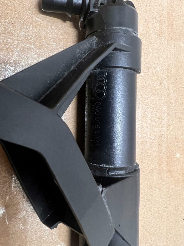 Audi A4 A5 8W Koplampsproeier Rechts 8W0955102A - Afbeelding 2