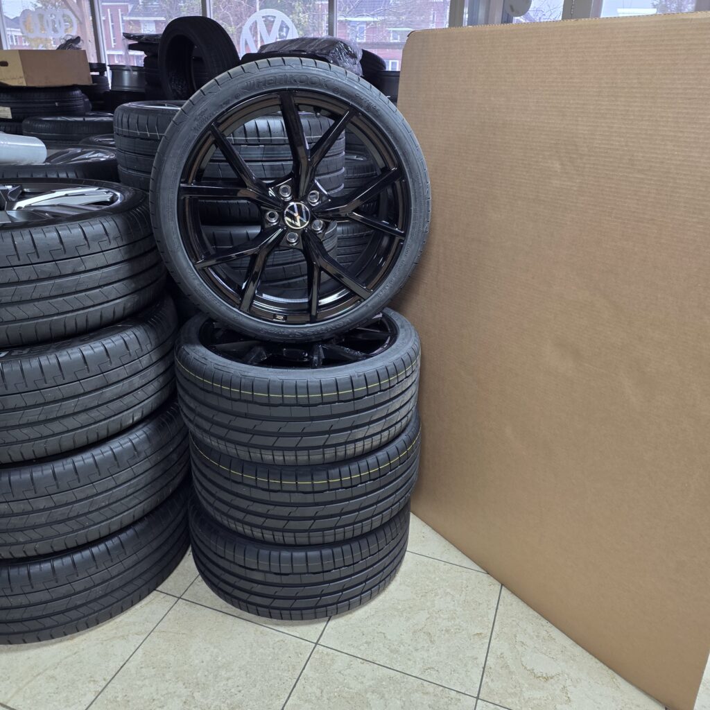 19 Inch VW Golf 8 R Estoril Velgen met Banden