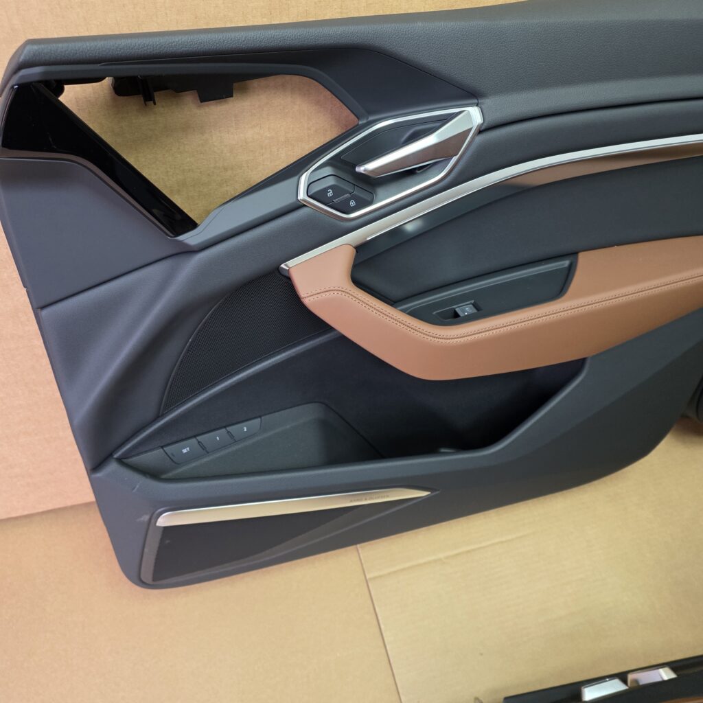 E Tron leather interior - Image 4