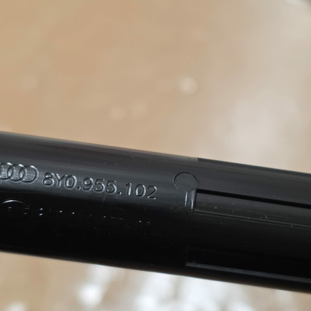 Audi A3 8y koplamp sproeier pomp rechtss - Afbeelding 2