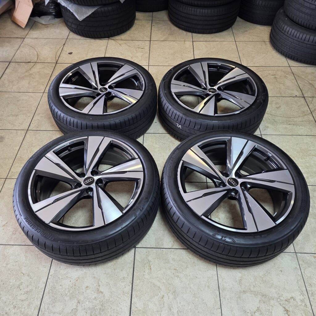 21 Inch Q5 8M velgen met 255 40 21 BRIDGESTONE banden 8MA601025N. ET 34 / 8.5J 21