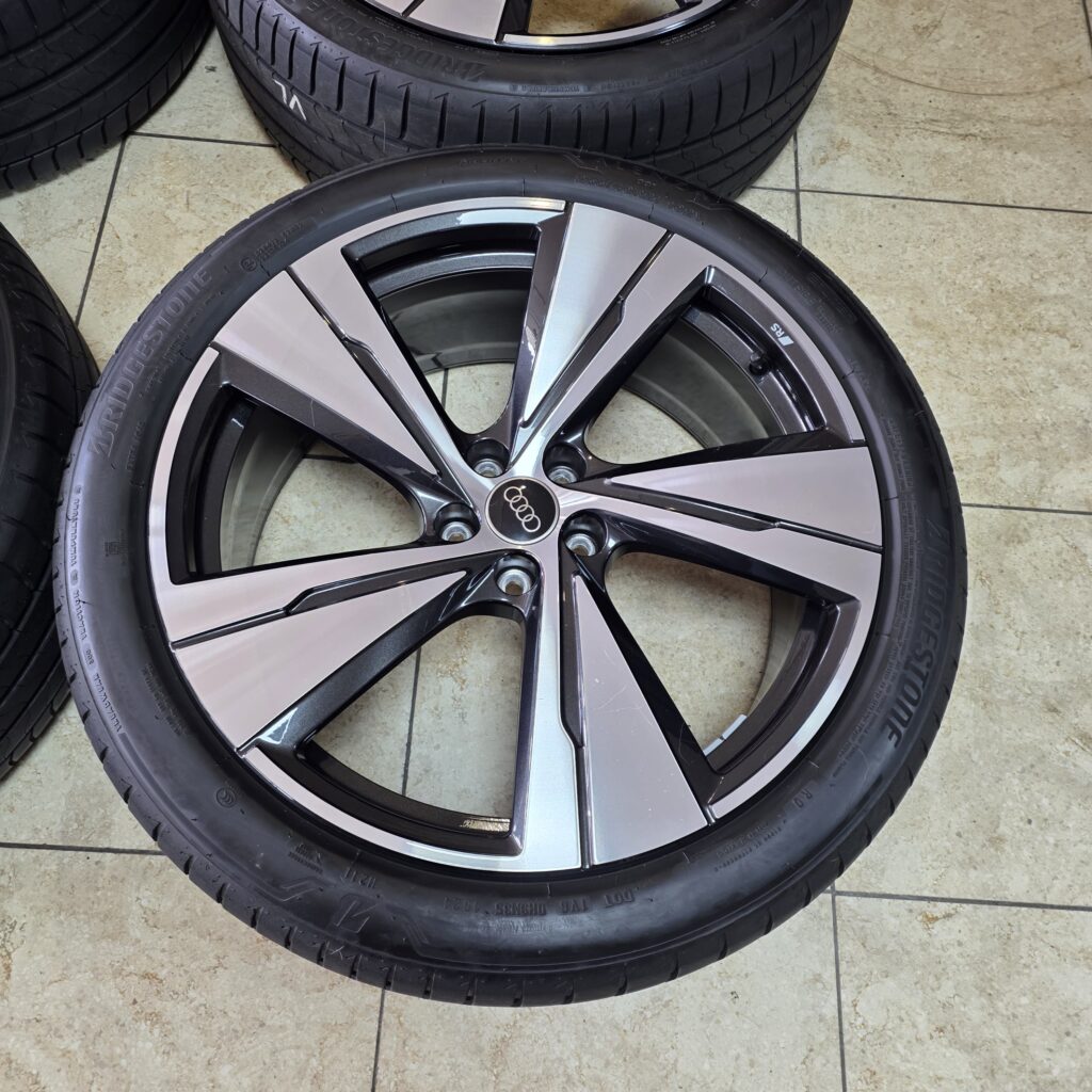 21 Inch Q5 8M velgen met 255 40 21 BRIDGESTONE banden 8MA601025N. ET 34 / 8.5J 21 - Afbeelding 2